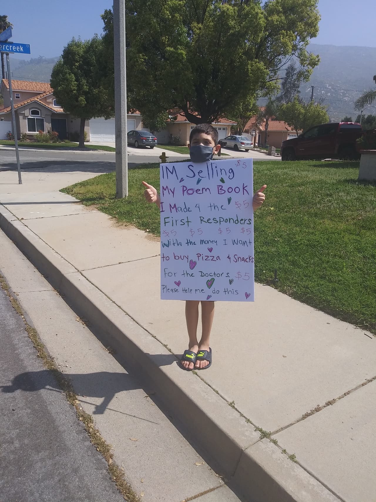 Junto con su madre 
<b>salieron a las calles a vender el libro y con los fondos que ha colectado ha logrado entregar meriendas a los trabajadores esenciales en diversos lugares como hospitales y estaciones de policía</b>.