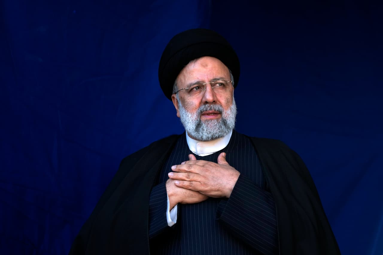 Autoridades de Irán buscan el helicóptero que transportaba al presidente Ebrahim Raisi tras reportes de un "accidente"