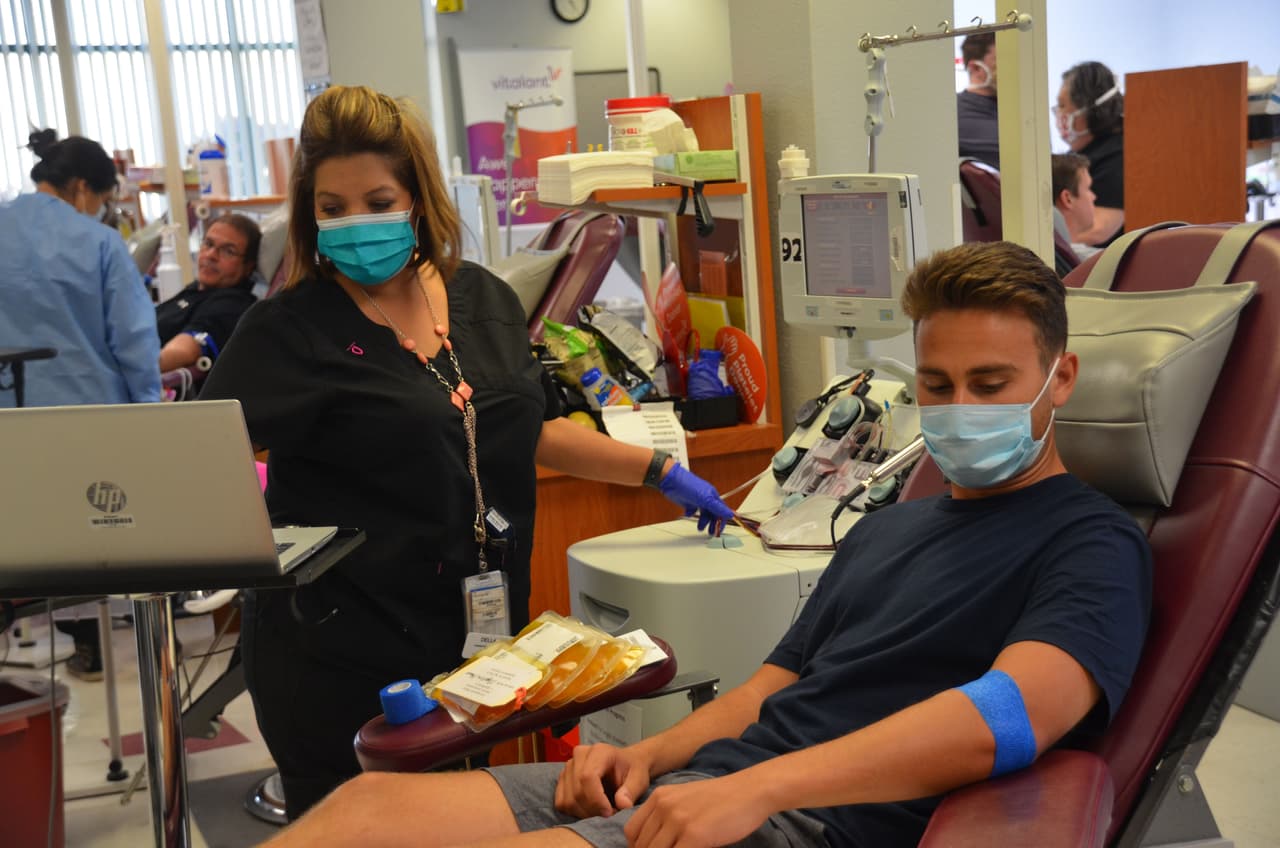 Un joven de Arizona que sobrevivió al coronavirus dona su plasma para ayudar a otros pacientes