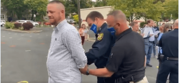 El video que retuiteó Trump muestra el arresto en una protesta, no en un servicio religioso