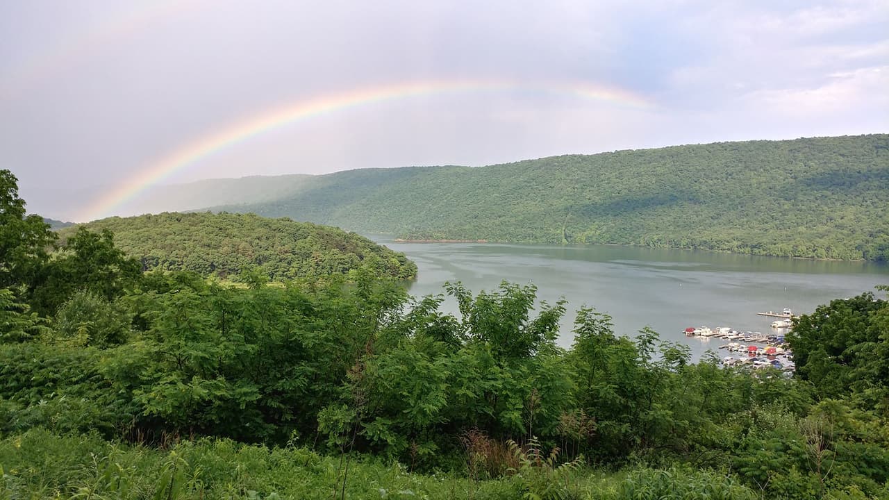 <b>Raystown Lake Recreation Area</b>. El área de recreación del lago Raystown ofrece una variedad de opciones de alojamiento, que incluyen casas de vacaciones, casas flotantes, hospedaje, cabañas, cabañas y complejos turísticos. Sin embargo, algunas de las mejores experiencias se pueden obtener en los campamentos íntimos y protegidos por árboles de la zona, que ofrecen un acceso cercano a senderos y actividades en el lago.