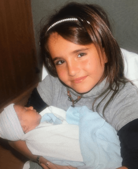 De 2007 a 2012, Cecilia Galliano estuvo casada con el también actor argentino, Sebastián Rulli, con quien procreó a Santiago en 2010. Esta instántanea muestra a Valentina cargando en brazos a Santiago, su medio hermano.