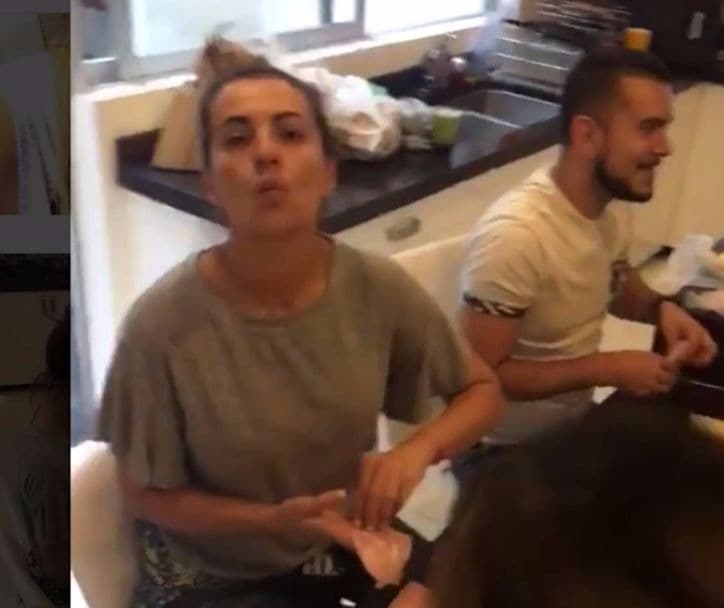 Despeinada y sin maquillaje, así la actriz y conductora argentina se dejó ver mientras preparaba sándwiches para los más necesitados. El glamour aquí no importó.