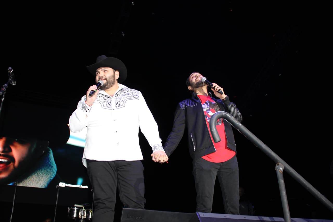 Cuando Los Compadres tiene la oportunidad de compartir directamente con la audiencia, es evidente el gran cariño que El Tambochi y El Compa Ivan tienen por sus seguidores. 
<br>