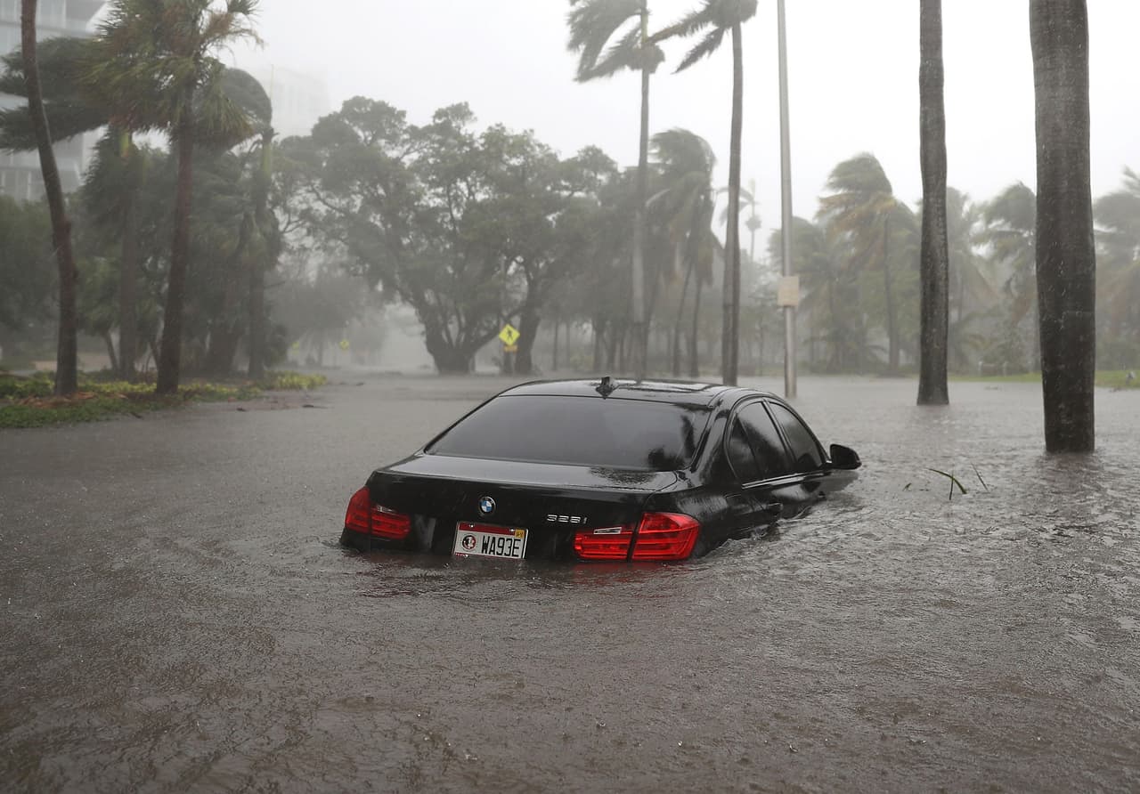 Un automóvil inundado en Coconut Grove, Miami. Esta zona junto con Brickell, y Downtown son unas de las más afectadas por las inundaciones.