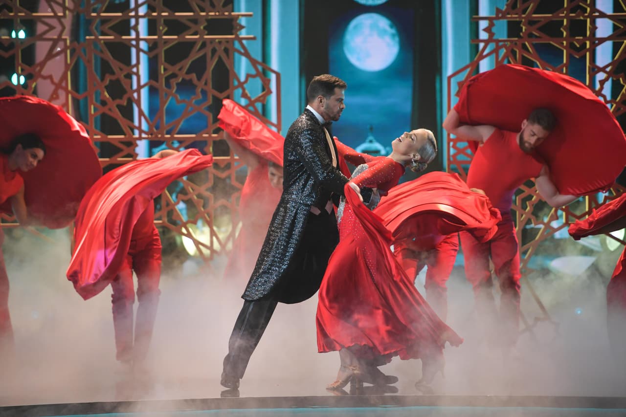 El vals no sólo tuvo un toque nostálgico sino que presentó uno de los mejores momentos de la noche: cuando Pedro recibió una increíble sorpresa en la pista