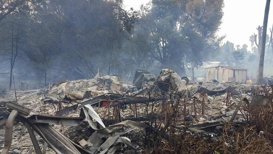 Un voraz incendio se desató la tarde de este jueves en un complejo de casas móviles en Korth's Pirate's Lair Marina en la ciudad de Isleton. El saldo final del siniestro fue de dos casas completamente consumidas por las llamas y otras dos más con severos daños. No se registró ninguna persona herida.