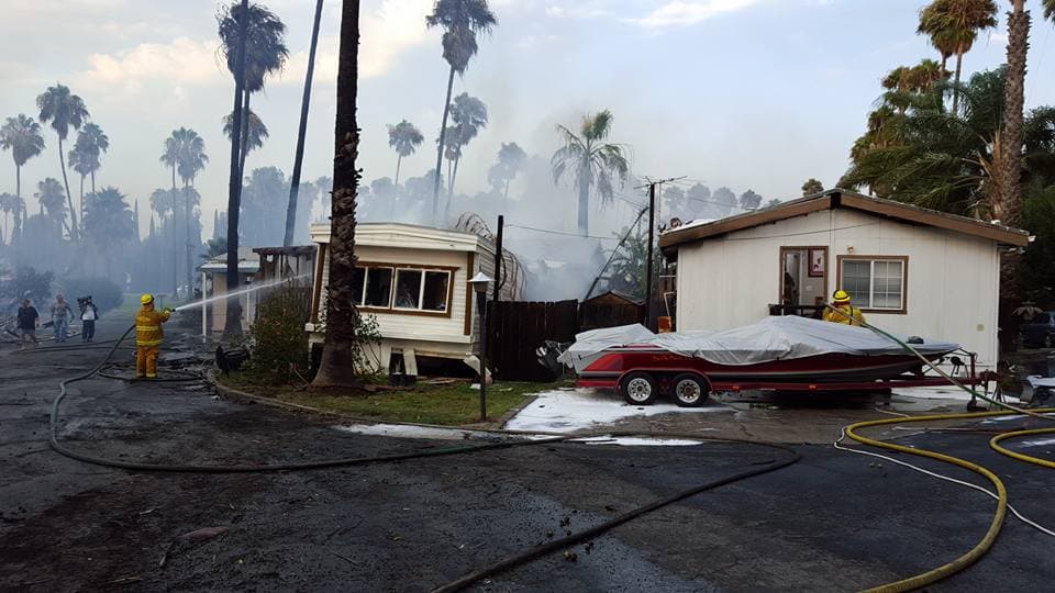 Un voraz incendio se desató la tarde de este jueves en un complejo de casas móviles en Korth's Pirate's Lair Marina en la ciudad de Isleton. El saldo final del siniestro fue de dos casas completamente consumidas por las llamas y otras dos más con severos daños. No se registró ninguna persona herida.