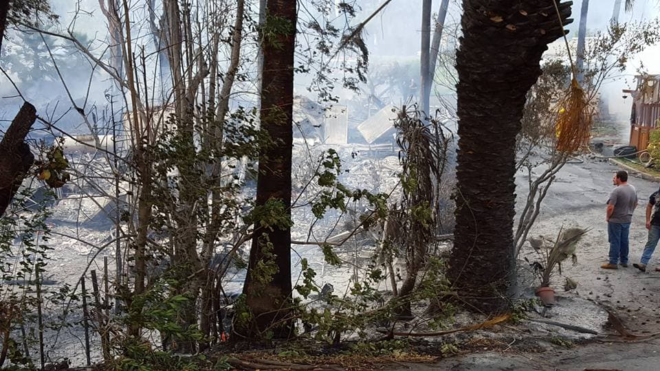 Un voraz incendio se desató la tarde de este jueves en un complejo de casas móviles en Korth's Pirate's Lair Marina en la ciudad de Isleton. El saldo final del siniestro fue de dos casas completamente consumidas por las llamas y otras dos más con severos daños. No se registró ninguna persona herida.