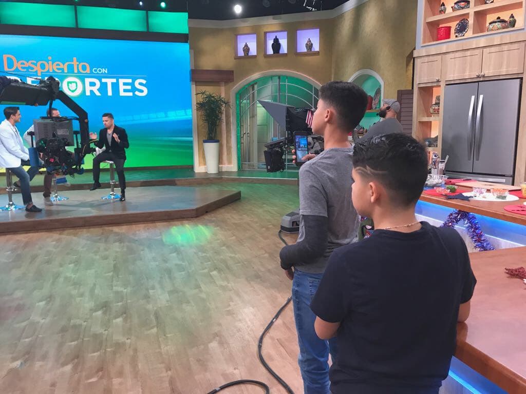 Detrás de cámaras, sus hijos estaban muy atentos a la charla de su papá.