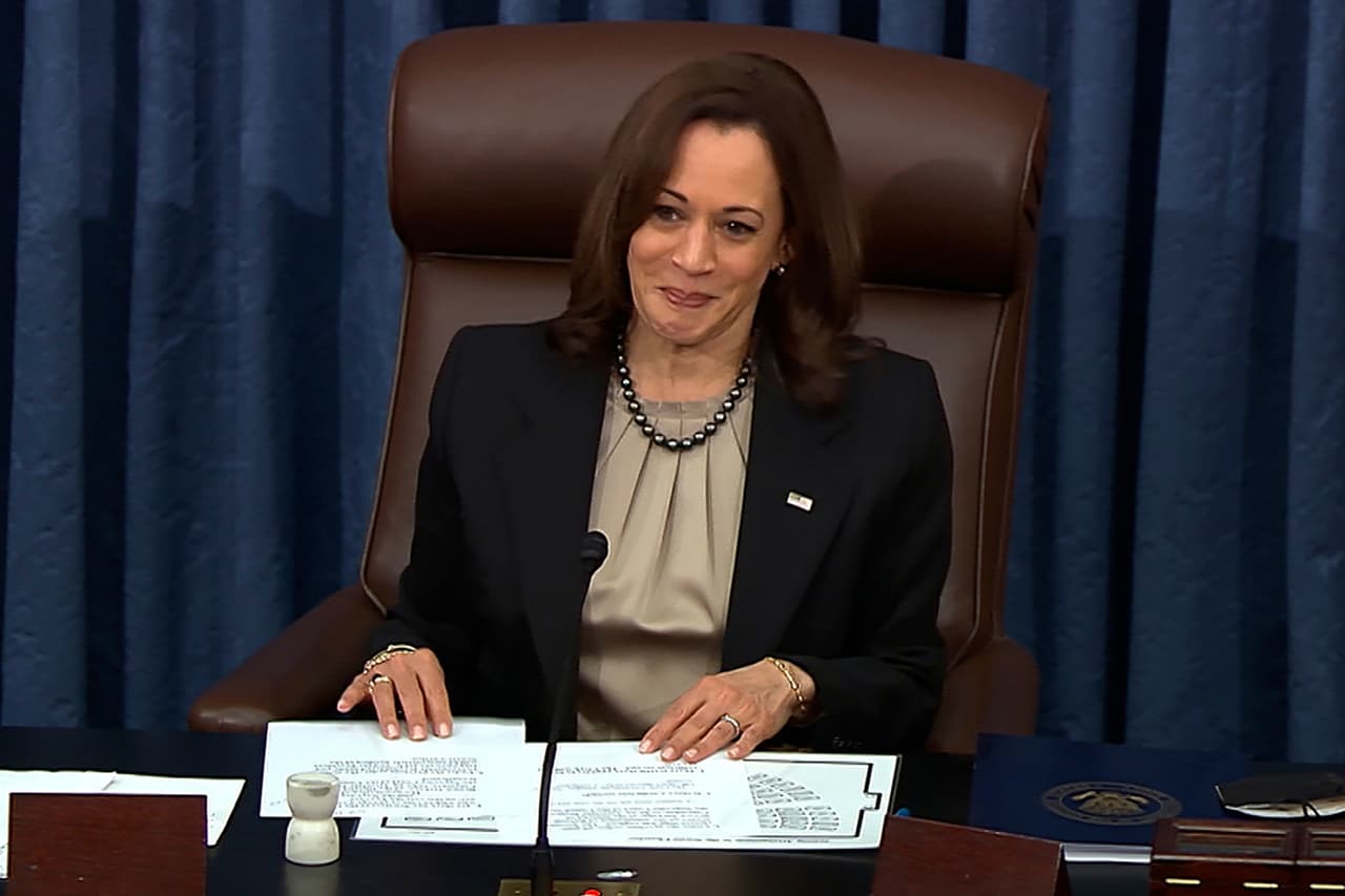 Al cerrar la votación, una visiblemente satisfecha vicepresidenta Kamala Harris, en su condición de presidenta del Senado, leyó el resultado final con el que se aprobó a Brown Jackson como magistrada de la Corte Suprema. Ambas quedan para la historia como mujeres pioneras en sus cargos.