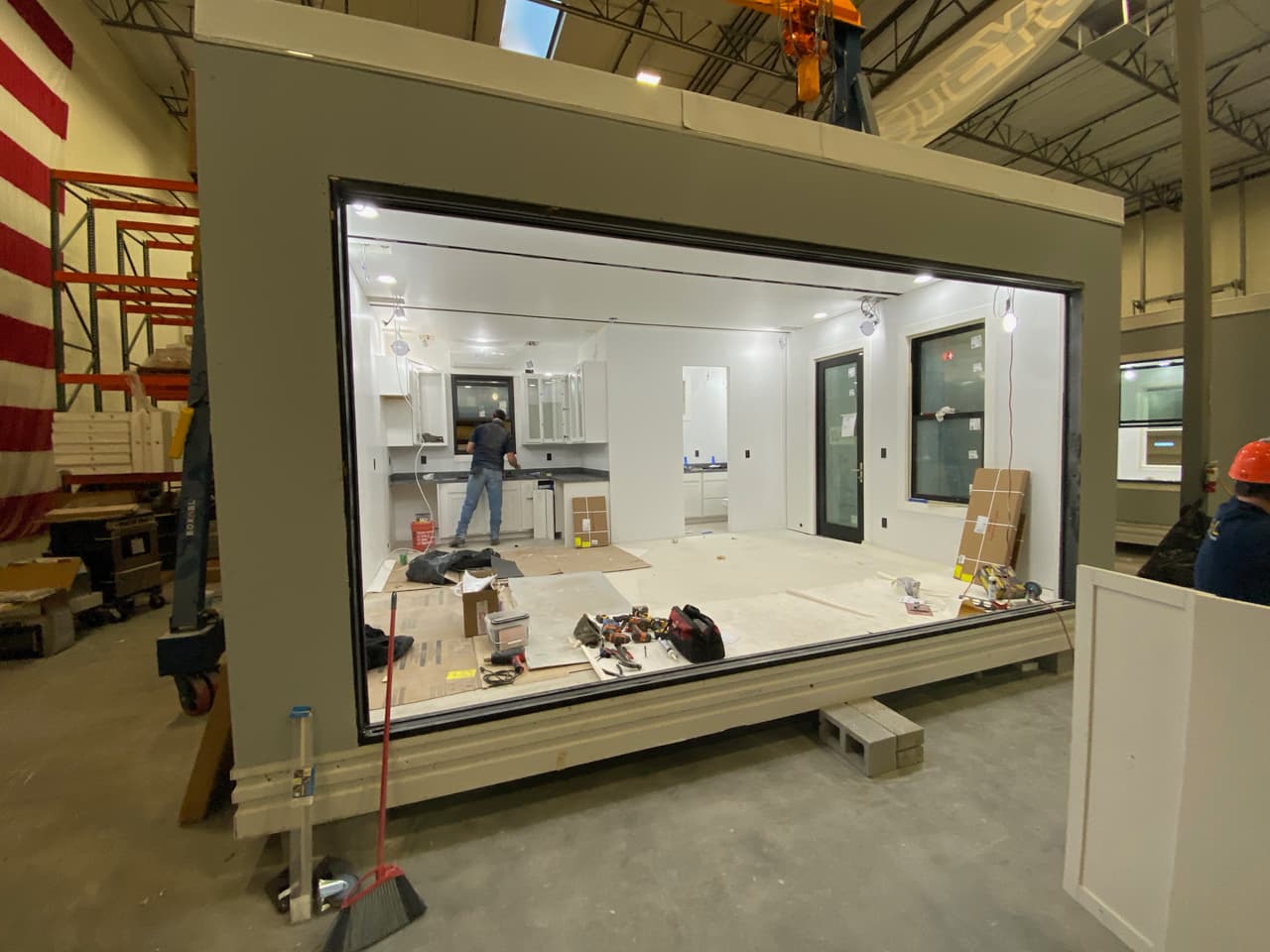 "De hecho,
<b> básicamente no tendré posesiones con valor monetario</b>, aparte de las acciones de las empresas (...) Si el trabajo es intenso, me gusta dormir en la fábrica o en la oficina. Y obviamente
<b>necesito un lugar si mis hijos están allí</b>. Así que alquilaré un lugar o algo", expresó Musk en la
<a href="https://www.businessinsider.com/elon-musk-interview-axel-springer-tesla-accelerate-advent-of-sustainable-energy" target="_blank">entrevista.</a>