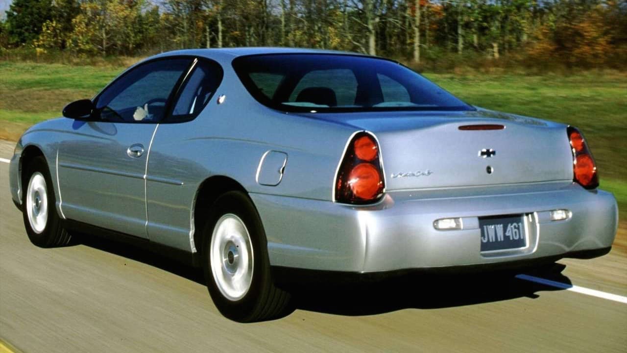 <h3 class="cms-h3-H3">6<b>. Chevrolet Monte Carlo 1999-2007</b>. </h3>
<br>
<br>La sexta generación del coupé personal de Chevrolet fue un desastre estético de tal magnitud que efectivamente acabó para siempre con la línea Monte Carlo, un modelo cuya historia está llena de atractivos e interesantes coupes. Este último Monte Carlo solo es recordado con nostalgia por los fanáticos de NASCAR, y no por bonito.