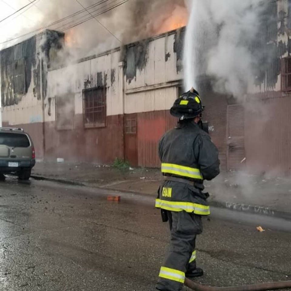 La columna de huma generada por el fuego se podía observar desde distintos puntos de Oakland. Incluso, en el este de la Bahía, se espera que la calidad del aire se vea afectada.