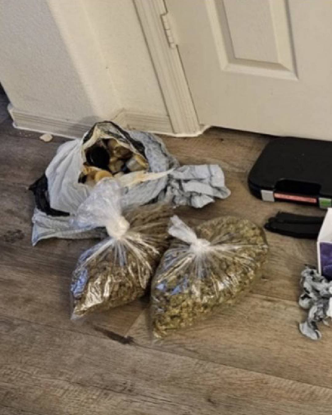 “Estoy agradecido por el excelente trabajo de investigación que realizan nuestros detectives todos los días para sacar las drogas y los delincuentes de nuestras calles”, dijo el alguacil Paul Penzone.