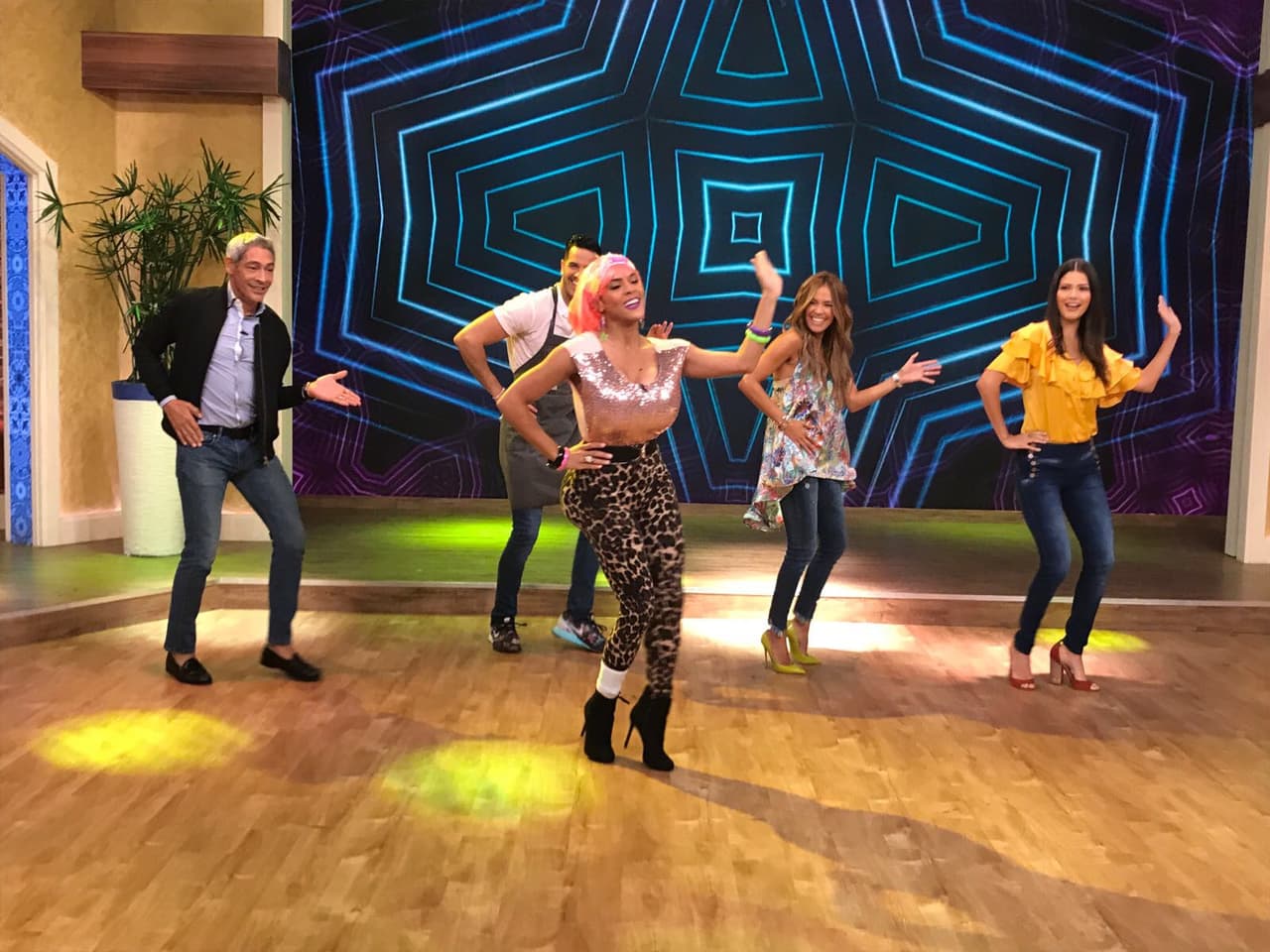 ¡Qué comience la fiesta! Todos a seguir su sensual coreografía.