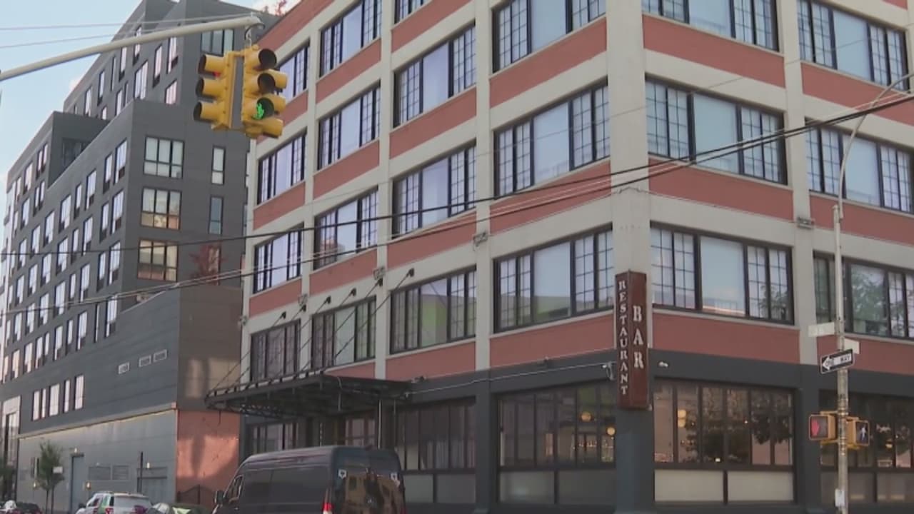 Apertura de refugio para inmigrantes en Queens causa controversia entre vecinos