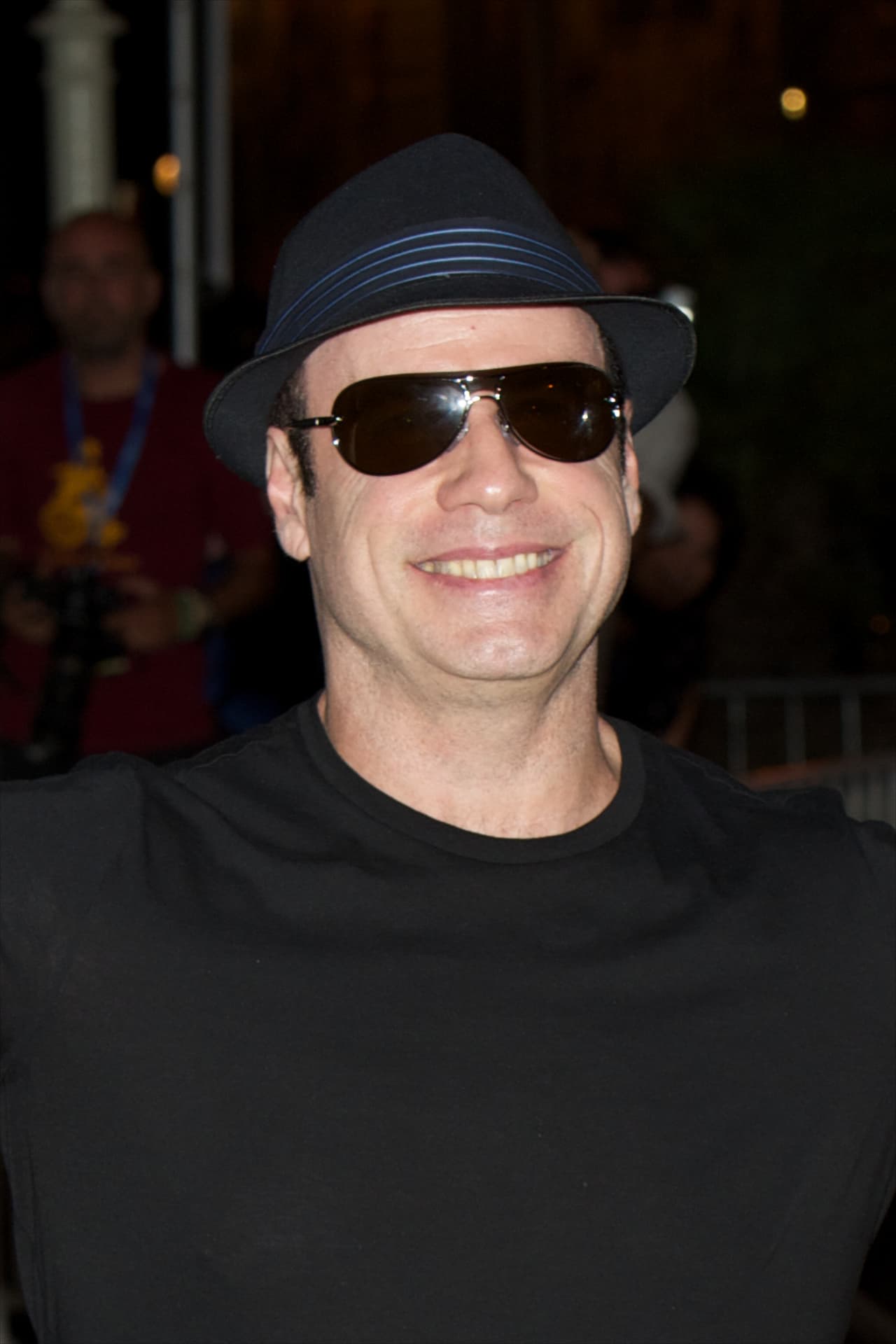 Y hasta se le ha visto usando gorras o sombreros para ocultar la falta de cabello.