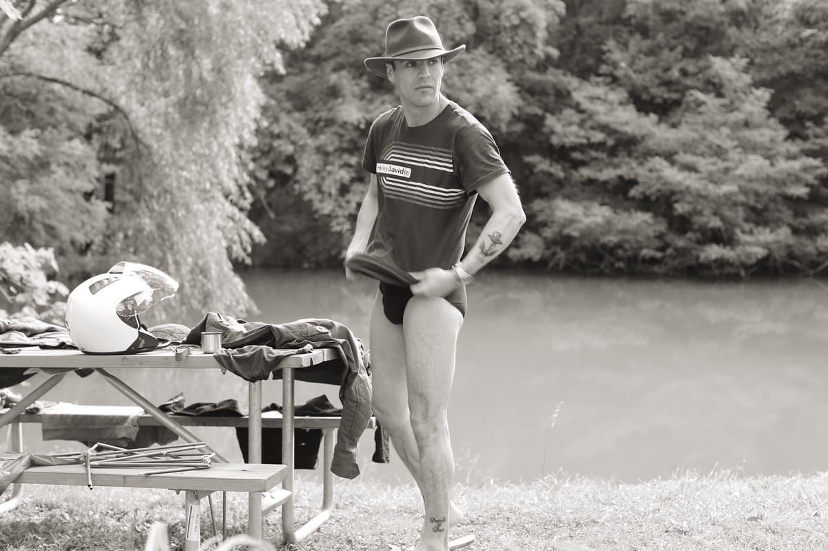 Como todo un marinero tiene un ancla en el brazo izquierdo, éste ha sido uno de los últimos tatuajes que se ha realizado el actor.