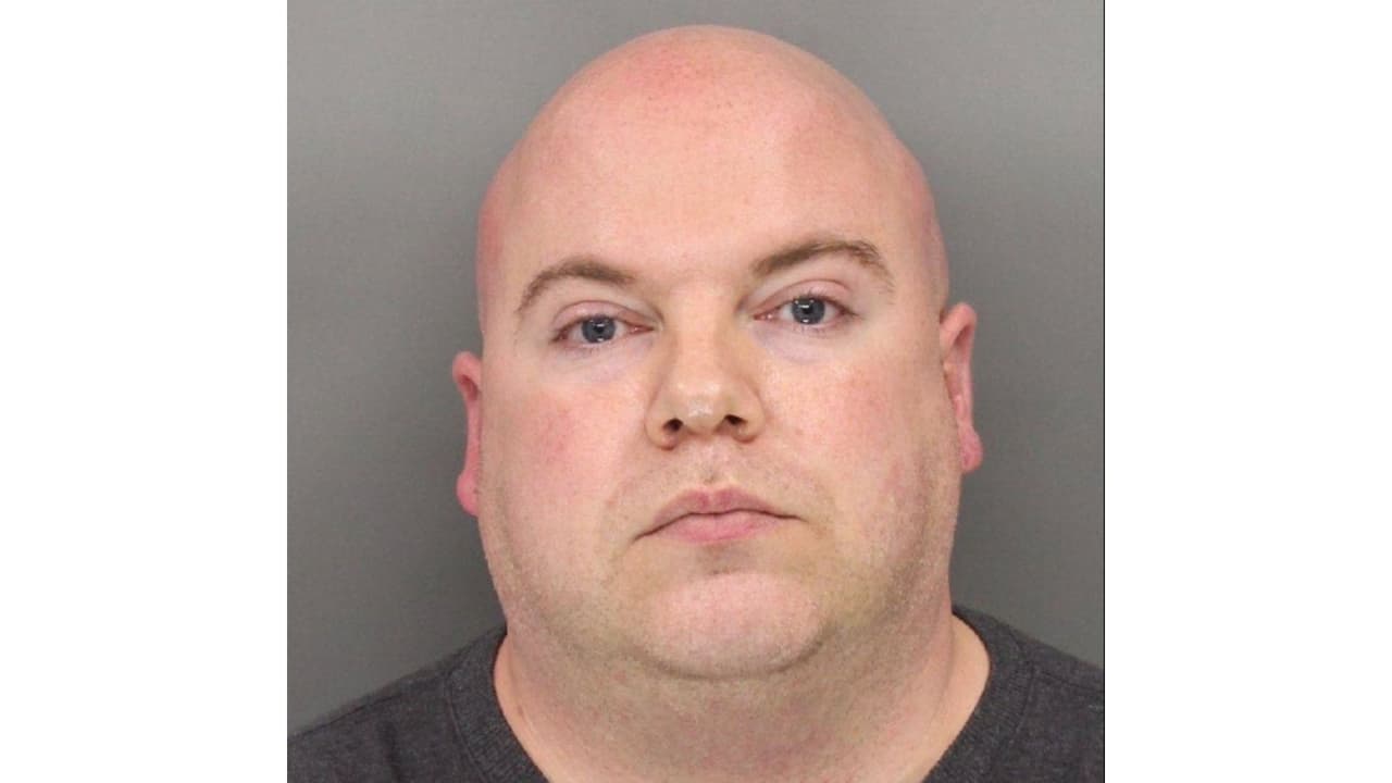 Un profesor de primaria colocó cámaras en los baños para ver a los niños orinar, según demanda