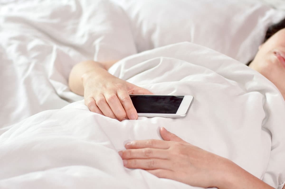¿Celular en la cama otra vez?
