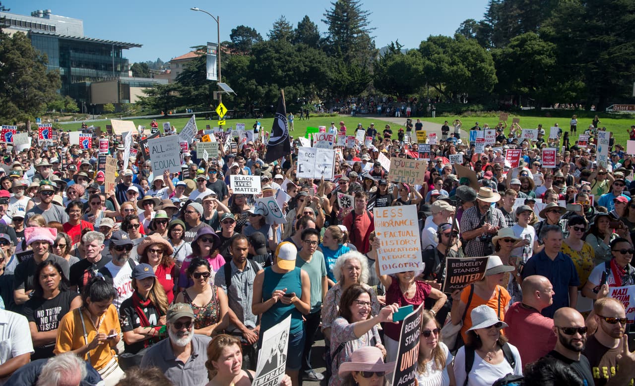 Alrededor de mil manifestantes se congregaron en el parque Martin Luther King de Berkeley.