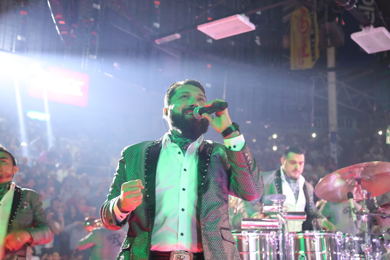 La Banda El Recodo entona sus últimas canciones en el palenque.