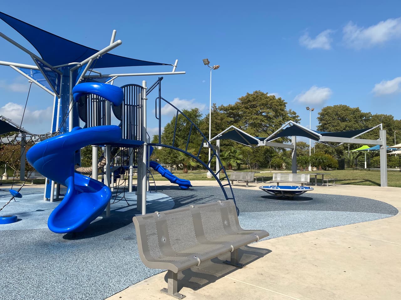 🛝 
<h3 class="cms-H3-H3">Elmendorf Lake Park</h3>
<br>📍 3700 West Commerce Street
<br>⏰ 9 am - 9 pm
<br>💰 Gratis