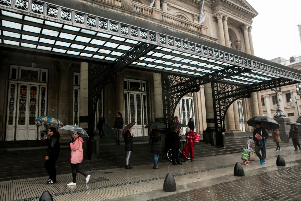 En la capital de Argentina y su populoso cinturón urbano, donde desde el sábado de madrugada llueve sin parar y que aglutina a más de 10 millones de personas, varias zonas como Puerto Madero, Constitución y el centro empezaron a recuperar la electricidad, aunque otras como Caballito o Villa Crespo