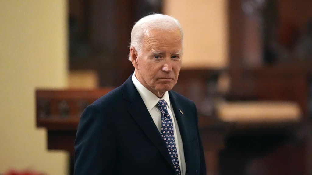 La 'silla de ruedas secreta' y el declive de Joe Biden: 7 duras revelaciones del libro sobre su último año en la Casa Blanca