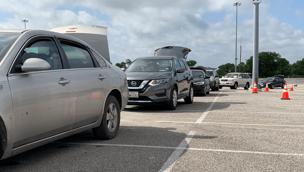 Las personas se acercaron en sus vehículos para recoger las cajas sin necesidad de contacto. 
<br>