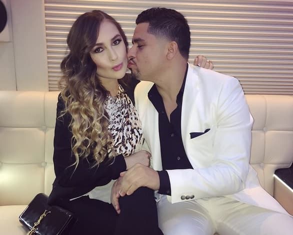 El portal Entravisión, reportó que las cuentas bancarias del cantante han sido congeladas y que su esposa Kenia está vendiendo unas propiedades que Larry puso a su nombre. De esa forma conseguirá dinero para pagar los servicios del abogado del cantante y la fianza, en caso de que el juez la determine.