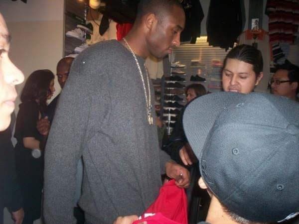 "Era un tipo genial ... aquí está mi camiseta firmada por KOBE".