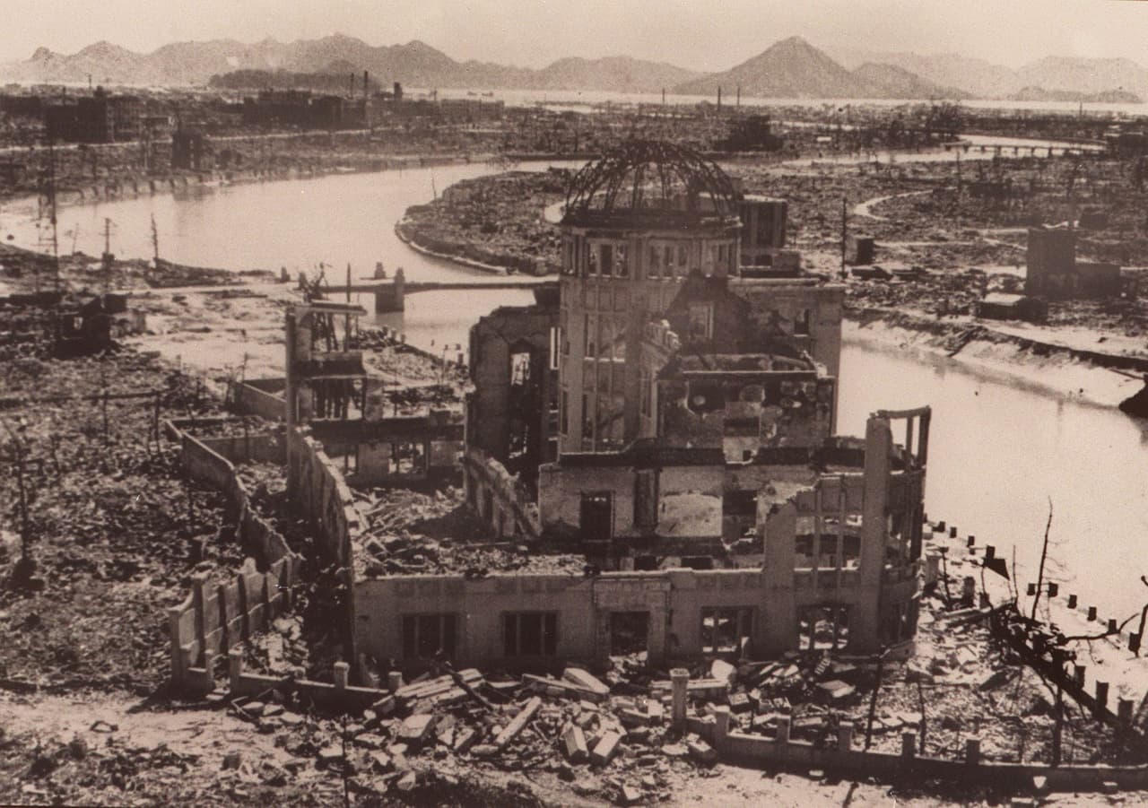 Esta fotografía de septiembre de 1945 muestra las ruinas de un edificio de la prefectura de la ciudad de Hiroshima, justo después de la explosión atómica el 6 de agosto de ese año.
<br>
<br>Esta estructura también es conocida como el 'Domo de la bomba atómica' y ahora forma parte del “Parque conmemorativo de la paz”, designado Patrimonio de la Humanidad por la UNESCO en 1996.