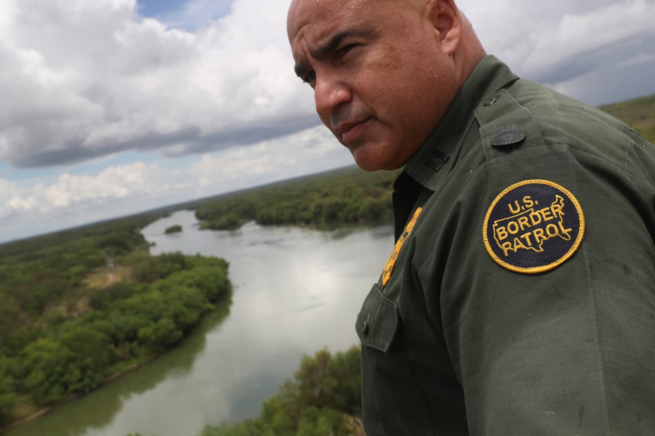 El agente Jose Perales mira al Río Grande que separa Estados Unidos y México, cerca de Roma, Texas.