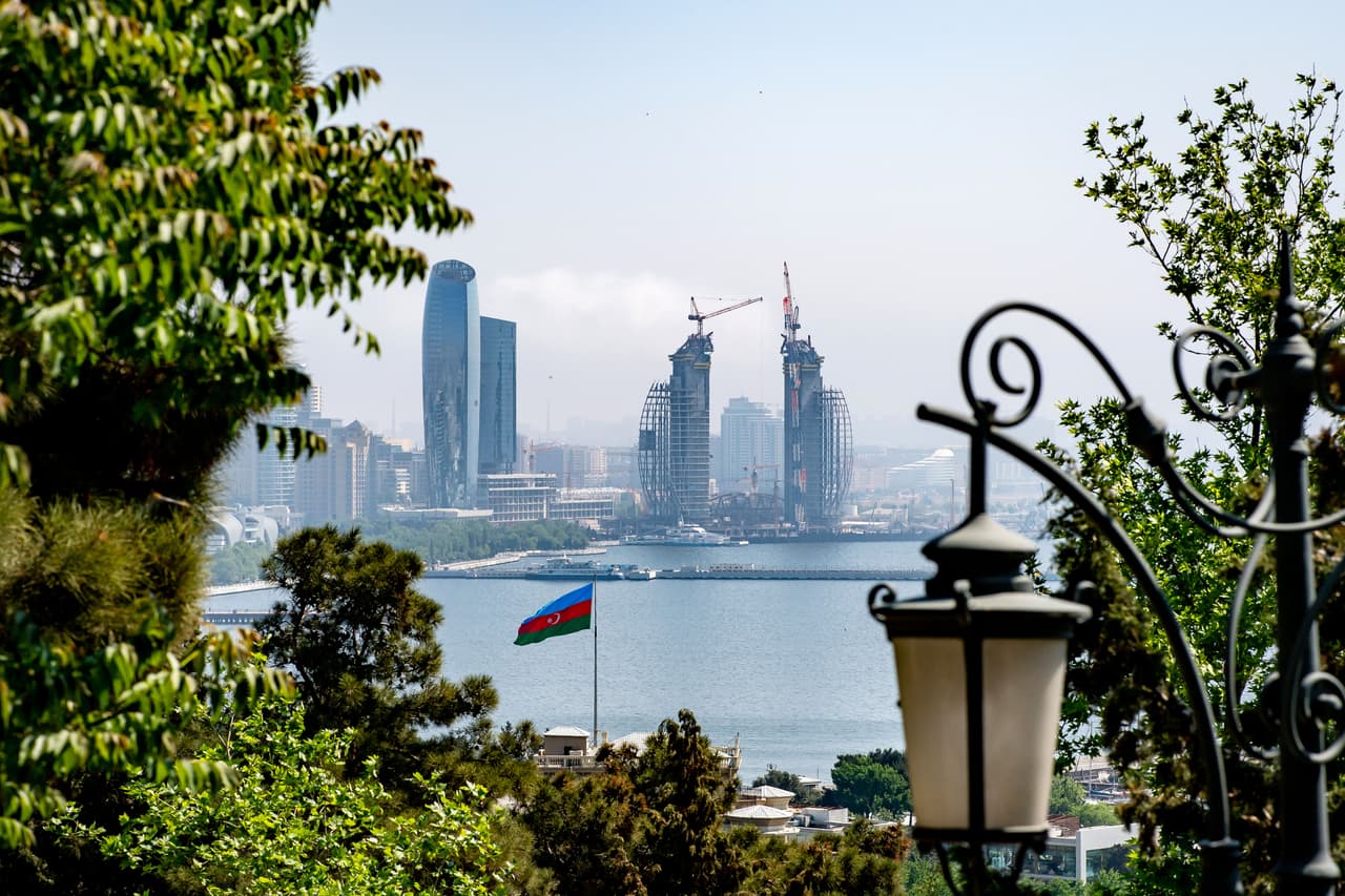 Bakú será la sede de la Final de la Europa League entre Chelsea y Arsenal. La capital de Azerbaiyán, que recibirá el duelo del miércoles 29 de mayo, ofrece espectaculares postales.