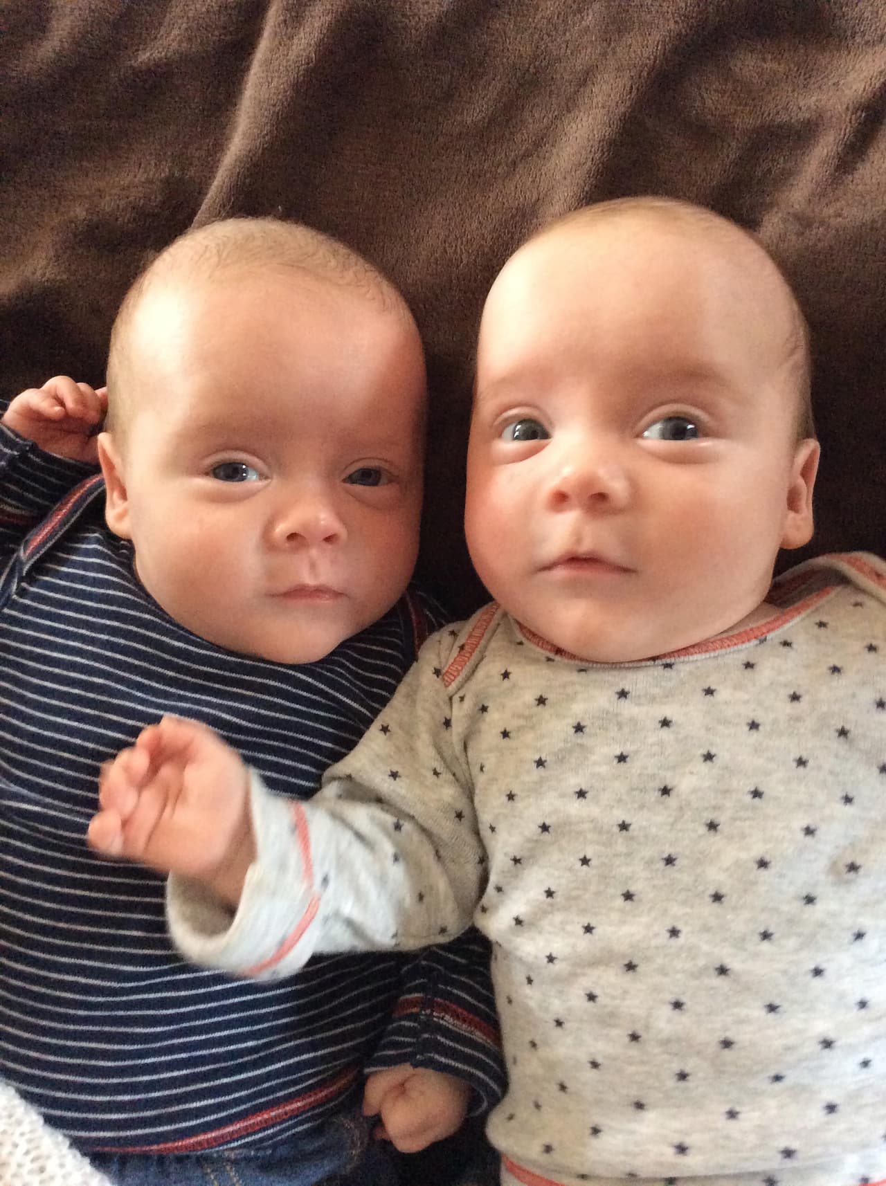 Los pequeños gemelos se llaman Joshua y Leo.