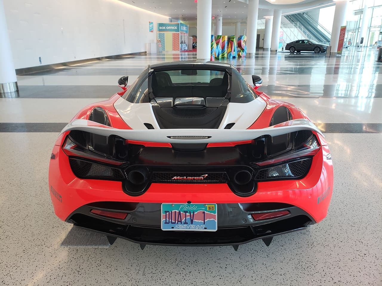 Duaiv tuvo total libertad a la hora de diseñar el aspecto de este superdeportivo. Aunque se desconoce con exactitud cuál fue la inspiración de su trabajo, podemos asumir que se trata de los autos Marlboro de Fórmula 1 que tanto Senna como Lauda condujeron.