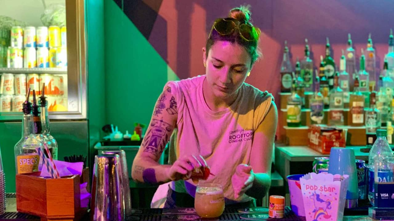Experimentados bartenders preparan tus bebidas favoritas.