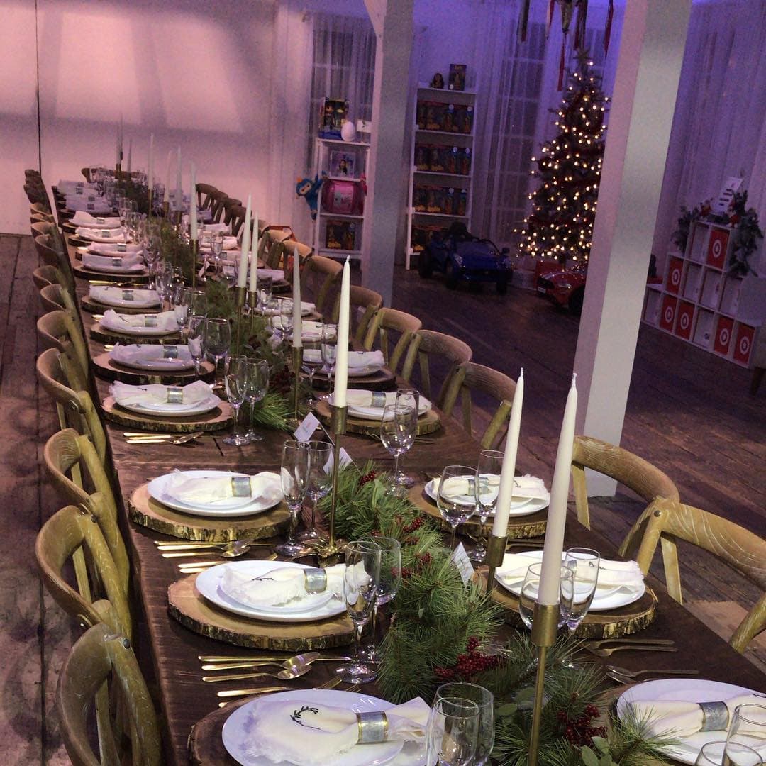 La gran mesa decorada por la conductora mexicana estuvo montada para que cada asistente disfrutara en armonía de la cena y todas las amenidades preparadas para la noche especial.