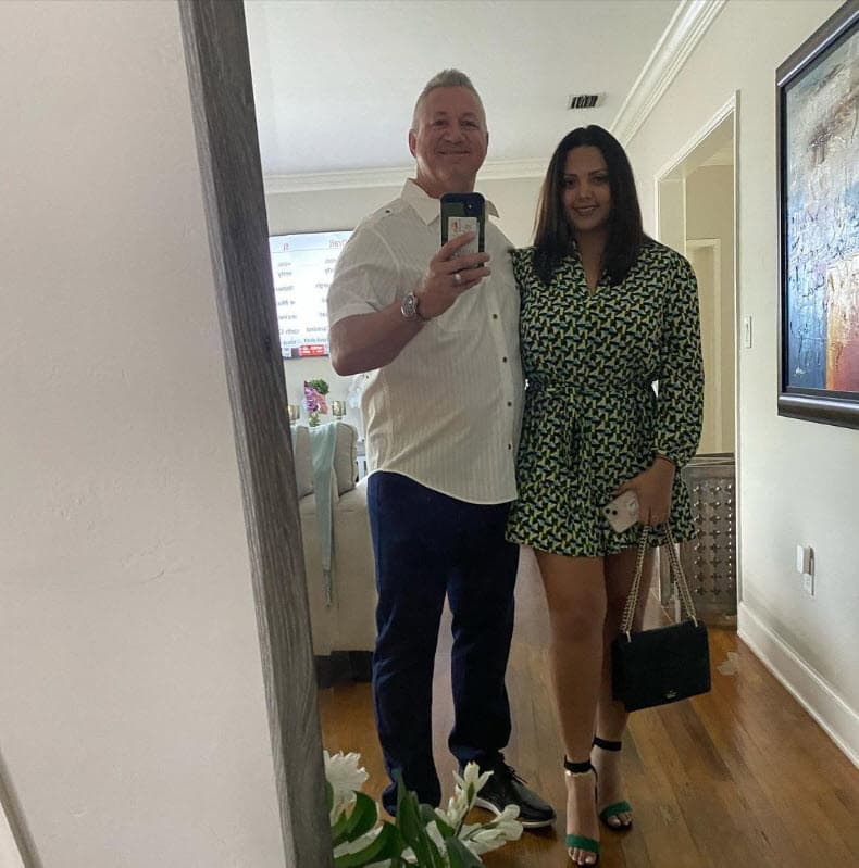 Juan Estefan, el hermano de Lili, también acudió al evento en compañía de su esposa Olida Colina.
<br>