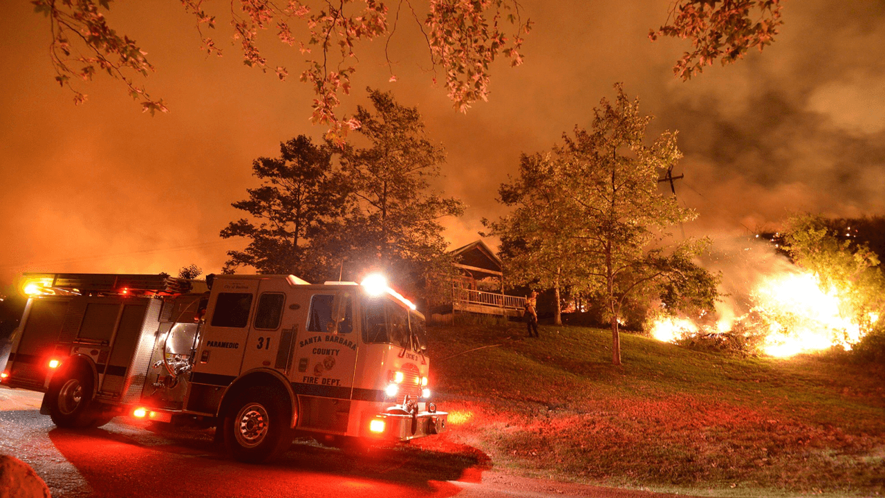 Elementos de bomberos evitaron que el fuego afectara una zona residencial.