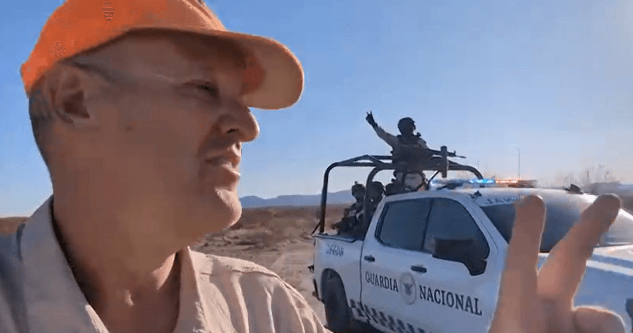 James y los agentes mexicanos se despidieron amistosamente, con saludos con las manos, y, en el caso de los uniformados, haciendo sonar sus bocinas.