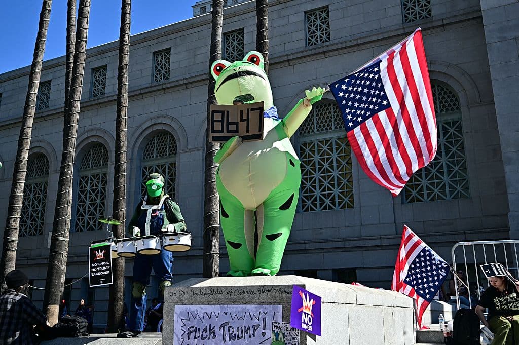 El gobernador de California, Gavin Newsom, emitió un comunicado en X instando a los manifestantes a actuar pacíficamente: "Nuestra fuerza está en nuestra unidad. Los valores que aprecian los estadounidenses están siendo atacados".