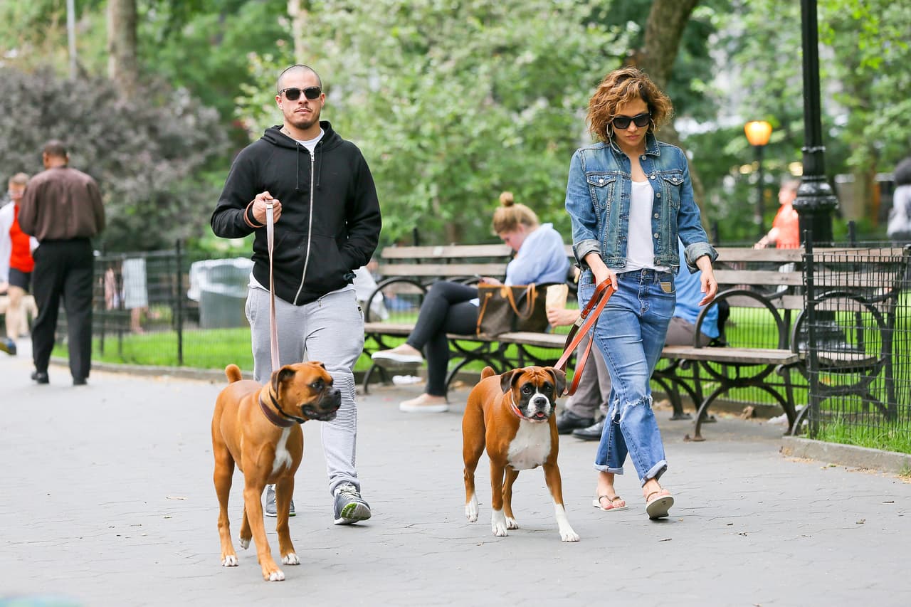 ¡Se salvaron de la ley! JLo y Casper libraron la demanda que tenían por parte de una mujer que fue atacada por uno de los perros de Casper Smart.