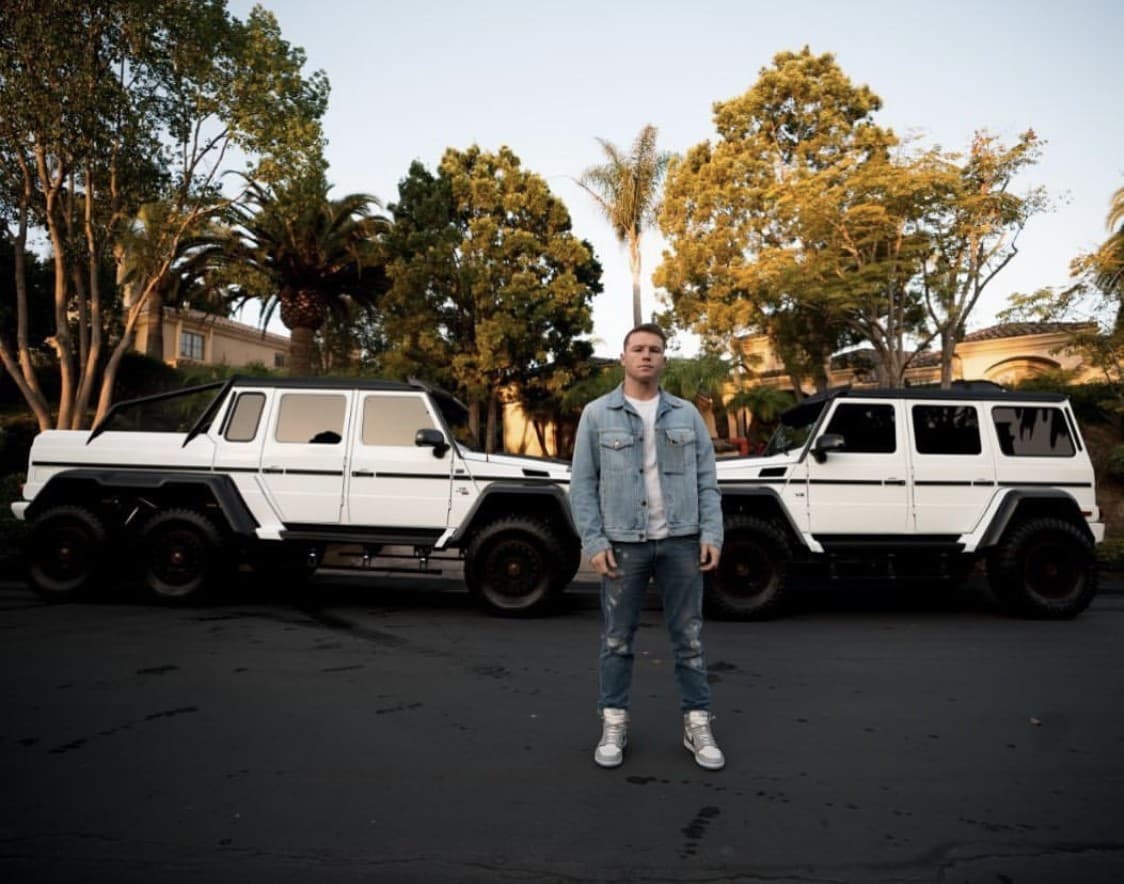 Canelo posa junto a sus bebes, la La Mercedes-Benz G63 AMG 6x6 y la Mercedes-Benz AMG G63