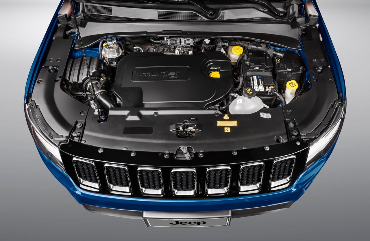 La Compass que debutó en Brasil ofrece dos versiones de motorización: un cuatro cilindros MultiJet II turbo-diésel de 2.0 litros que produce 157 caballos de fuerza y la increíble cifra de 357 lbs.-pie de torque y un cuatro cilindros de la familia TigerShark también de 2.0 litros que produce 166 caballos de fuerza y 205 lbs.-pie de torque. El primero de ellos definitivamente no llegará a EEUU mientras que el segundo quizás lo haga como opción.