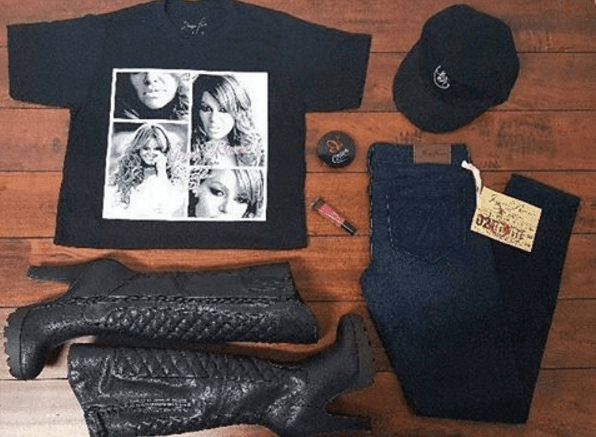 La colección incluye gorras, jeans, botas, playeras y maquillaje.