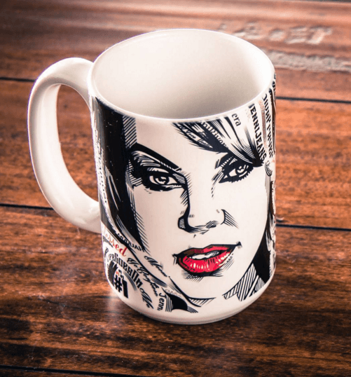 ¡Échate un café con Jenni! En la nueva línea se incluyeron tazas con la imagen de la cantante.