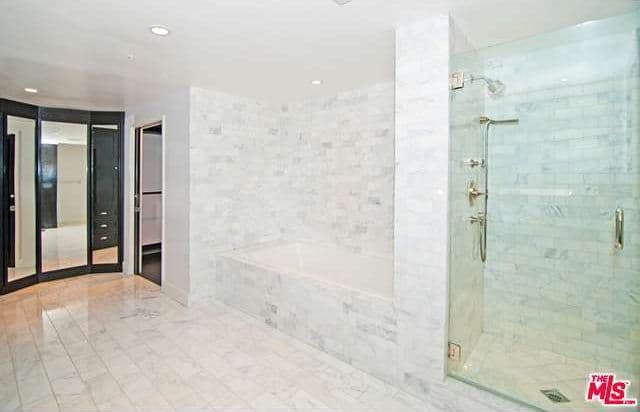 Su condominio de 2,071 pies cuadrados está dispuesto a partir de colores neutros que tanto gustan a la famosa.